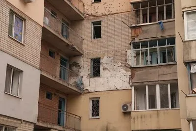 Пошкоджені будівлі в Корабельному районі Херсона після атаки російськими дронами типу «Молнія» 1