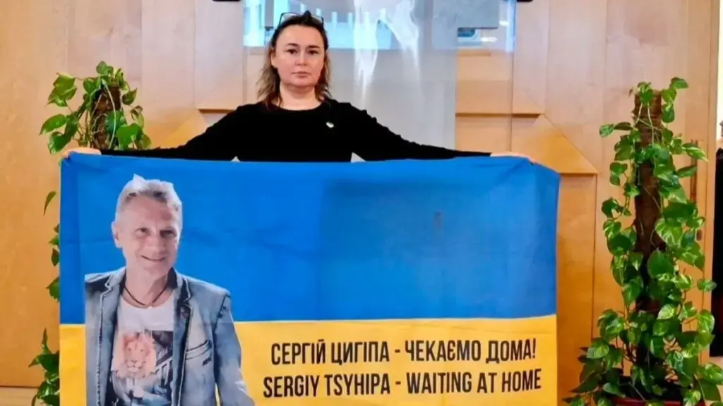 Дружина Сергія Цигіпи з Херсонщини видала книгу акровіршів чоловіка, засудженого на 13 років