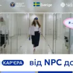 Молоді люди дивляться на екран комп'ютера з логотипом Державної служби зайнятості та проєкту START — Кар'єра