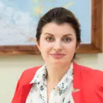 Жінка в залі суду, за гратами, символізує вирок за колабораційну діяльність на Херсонщині