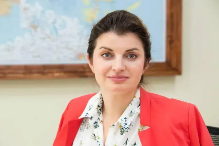 Жінка в залі суду, за гратами, символізує вирок за колабораційну діяльність на Херсонщині