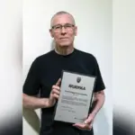 Олександр Андрющенко, фотокореспондент херсонського видання Вгору, отримує подяку від морських піхотинців.