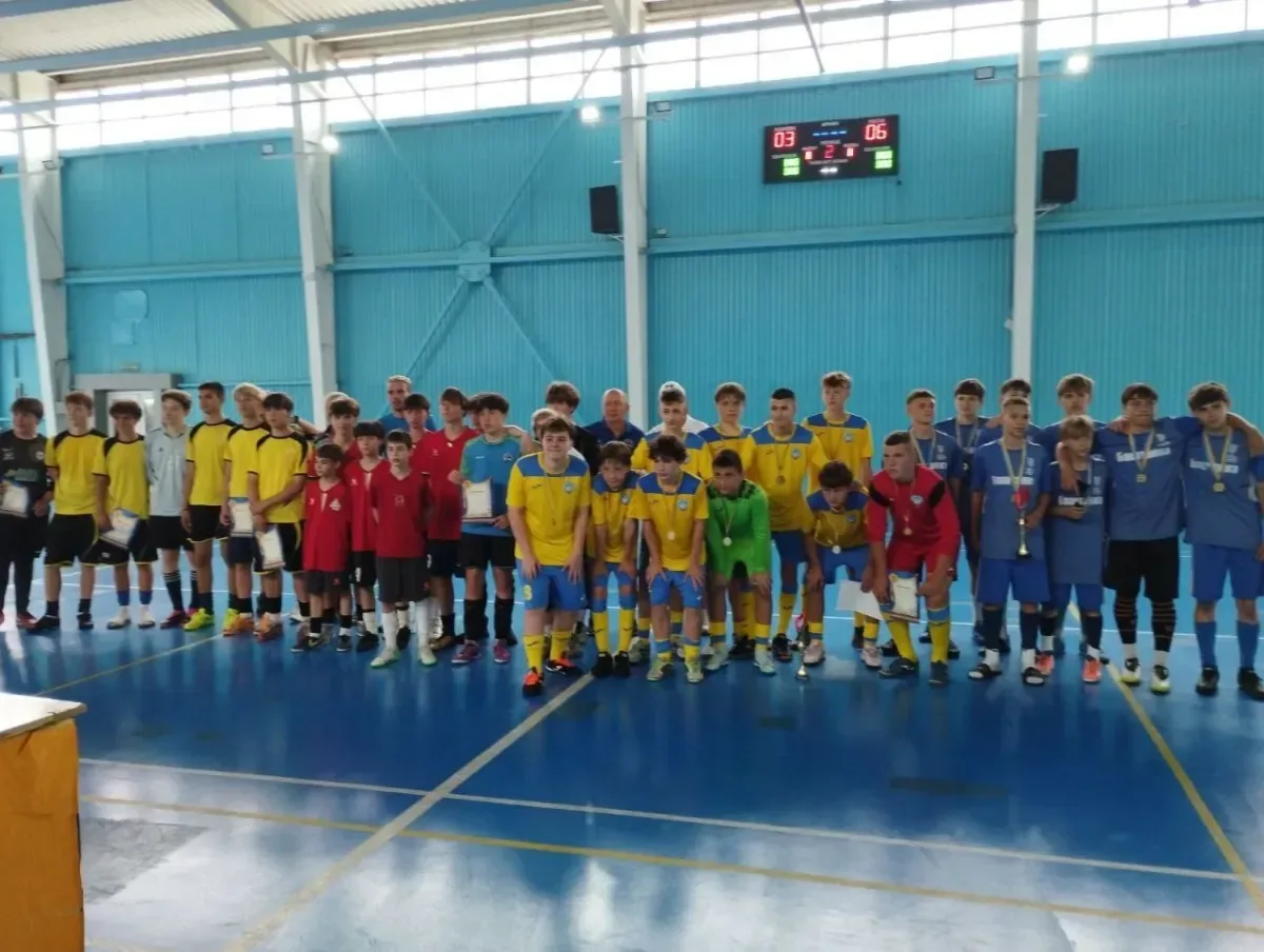Юні футболісти Херсона з кубком, здобутим на змаганнях з футзалу в Миколаївщині 1