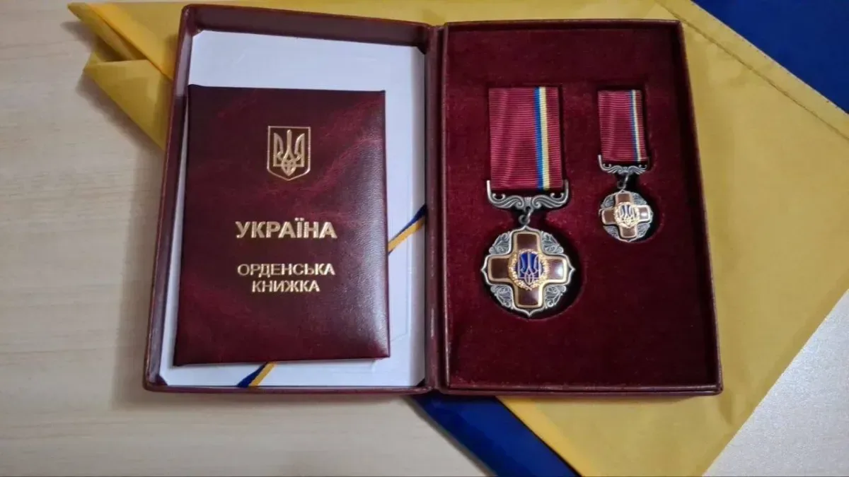 Донька Ганни Азегової отримує орден «За заслуги» ІІІ ступеня, присвоєний її матері посмертно за внесок у розвиток громади Херсона та сумлінне виконання службових обов'язків 1