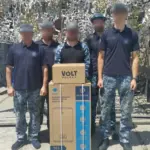 Представники Голопристанської громади передають допомогу українським захисникам