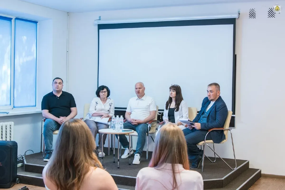 Представники Горностаївської громади розповідають про опір окупації на виставці у Переяславі. 1