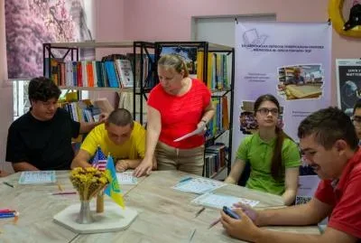 Студенти працюють над німецькою мовою у бібліотеці Гончара в Херсоні 2
