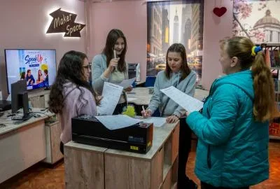 Студенти працюють над німецькою мовою у бібліотеці Гончара в Херсоні 8