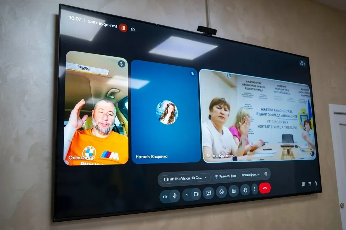Співробітники гуманітарного штабу передають допомогу для комунальних підприємств Херсона 1