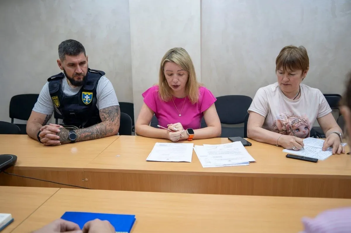 Співробітники гуманітарного штабу передають допомогу для комунальних підприємств Херсона 2