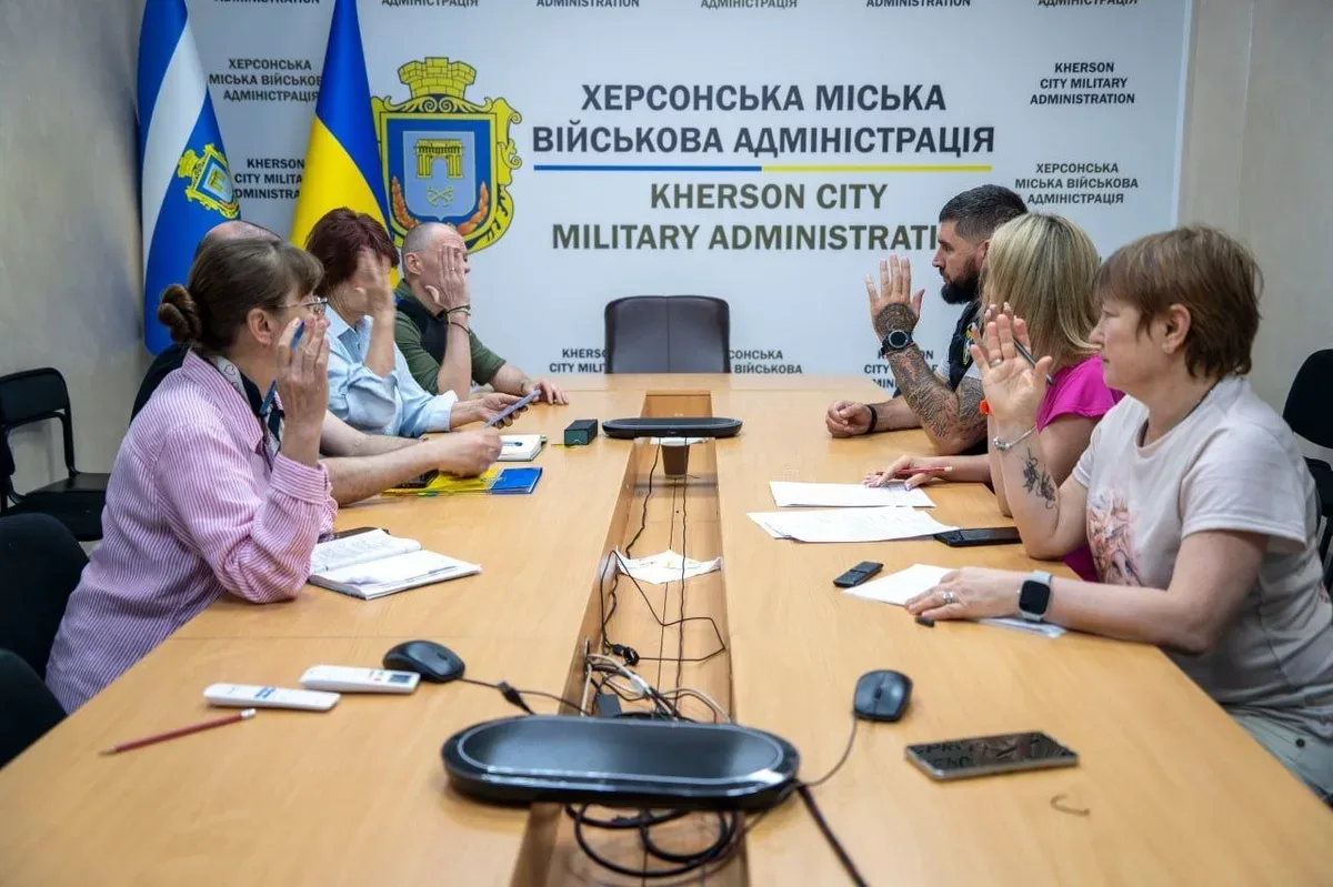 Співробітники гуманітарного штабу передають допомогу для комунальних підприємств Херсона 3