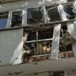 Багатоповерховий будинок у Дніпровському районі Херсона, охоплений вогнем після російських обстрілів.