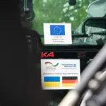 Екскаватор-навантажувач JCB 3CX біля будівлі, переданий Херсону від німецького міста Кіль