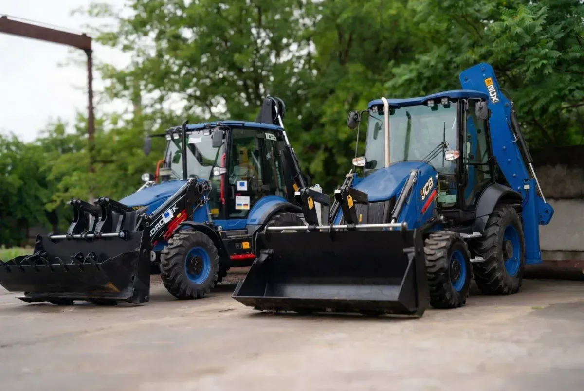 Екскаватор-навантажувач JCB 3CX біля будівлі, переданий Херсону від німецького міста Кіль 2