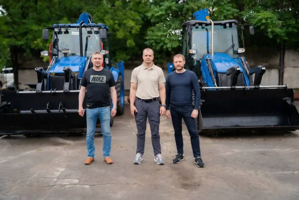 Екскаватор-навантажувач JCB 3CX біля будівлі, переданий Херсону від німецького міста Кіль 3
