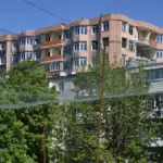 Міська вулиця Херсона з антидроновими сітками, що захищають від повітряних атак
