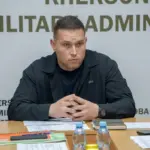 Заступник міського голови Віталій Петрик на зустрічі з провайдерами щодо підключення укриттів до інтернету в Херсоні.
