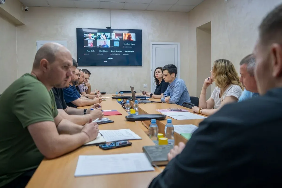 Заступник міського голови Віталій Петрик на зустрічі з провайдерами щодо підключення укриттів до інтернету в Херсоні. 1