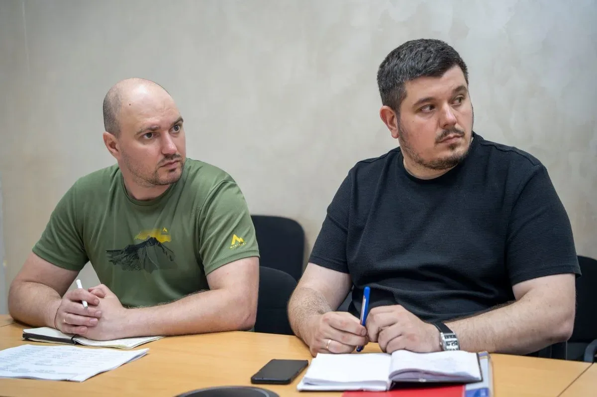 Заступник міського голови Віталій Петрик на зустрічі з провайдерами щодо підключення укриттів до інтернету в Херсоні. 3