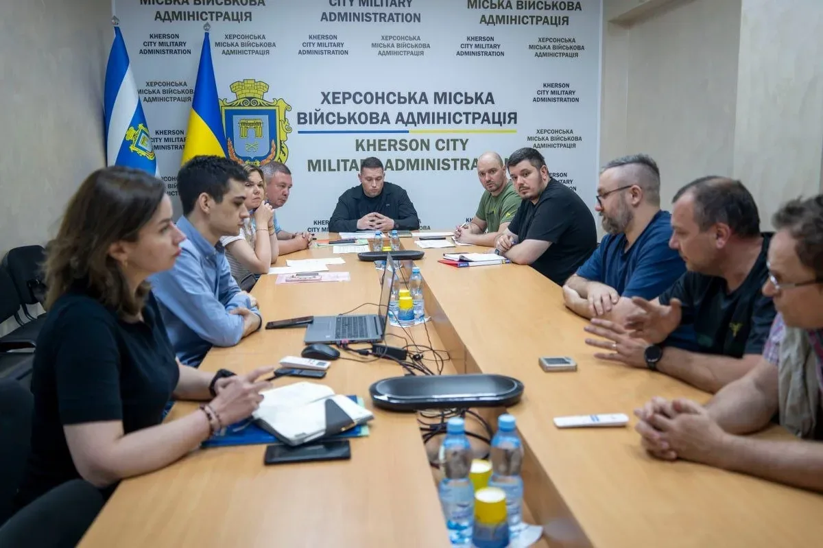Заступник міського голови Віталій Петрик на зустрічі з провайдерами щодо підключення укриттів до інтернету в Херсоні. 4