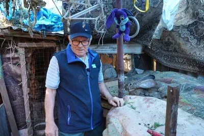 Олександр Семенченко у своєму новому господарстві в Херсоні з кролями-велетнями після евакуації з Широкої Балки. 1