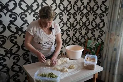 Ірина Марченко, відома як «Пані Пиріжкова», готує випічку для захисників України 1
