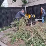 Комунальники Херсонміськсвітла працюють над відновленням зовнішнього освітлення після обстрілів у Херсоні.