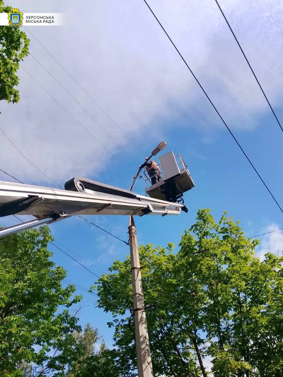 Комунальники Херсонміськсвітла працюють над відновленням зовнішнього освітлення після обстрілів у Херсоні. 1