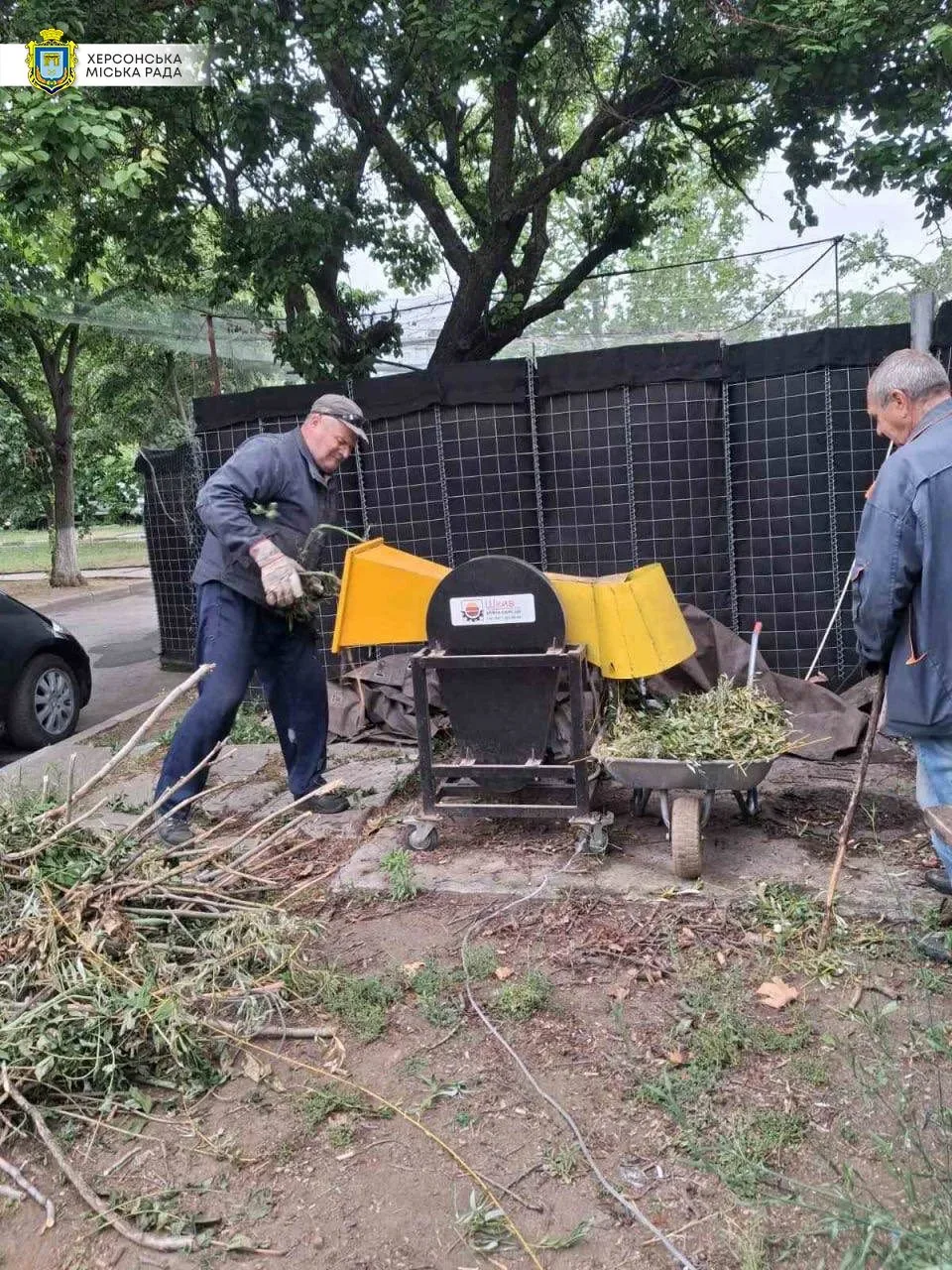 Комунальники Херсонміськсвітла працюють над відновленням зовнішнього освітлення після обстрілів у Херсоні. 5