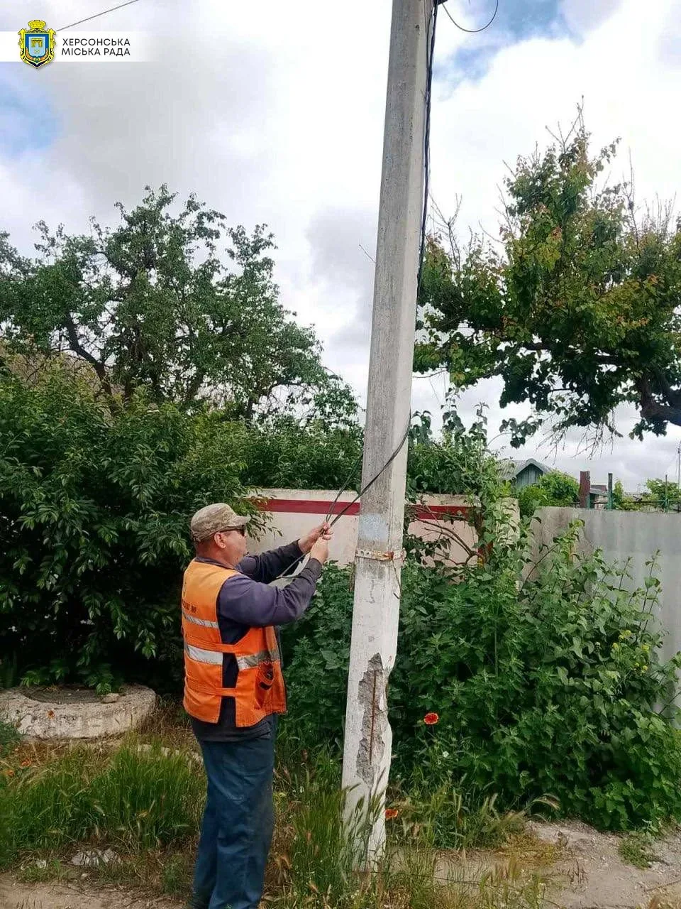 Комунальники Херсонміськсвітла працюють над відновленням зовнішнього освітлення після обстрілів у Херсоні. 6