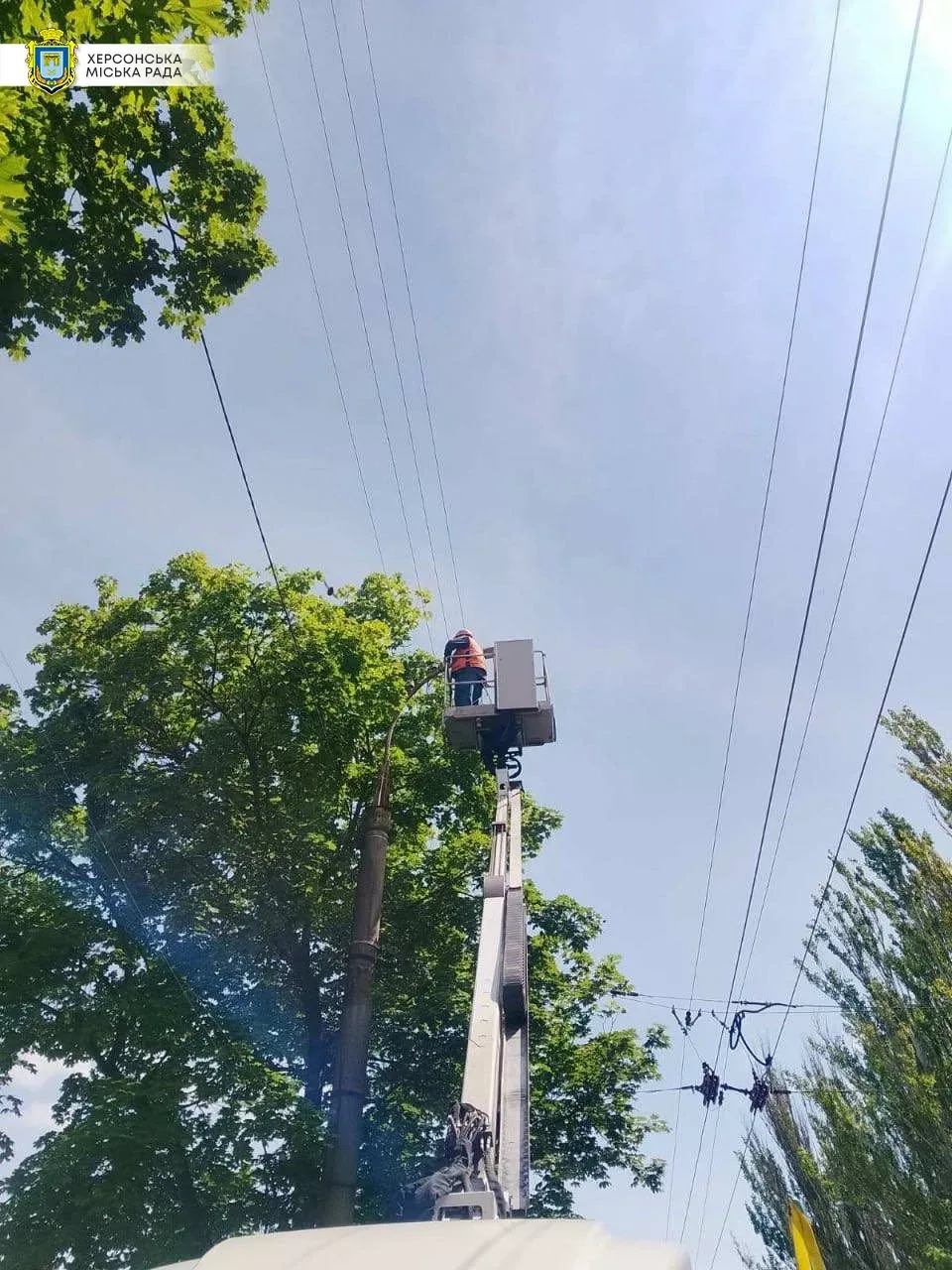 Комунальники Херсонміськсвітла працюють над відновленням зовнішнього освітлення після обстрілів у Херсоні. 7