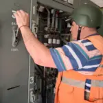 Працівники комунального підприємства Херсонміськсвітло відновлюють зовнішнє освітлення на вулицях Херсона після обстрілів