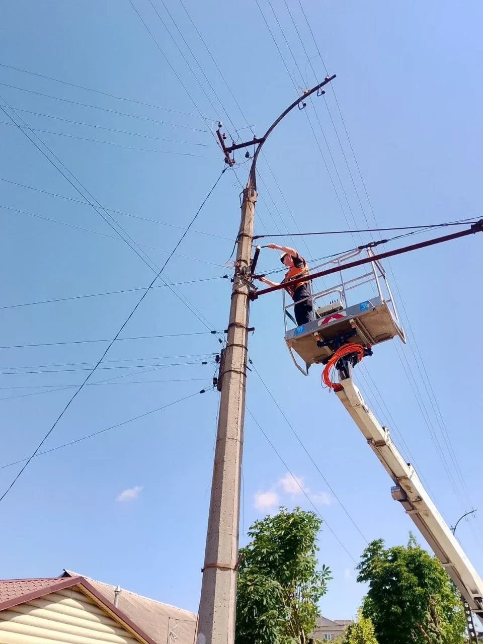Працівники комунального підприємства Херсонміськсвітло відновлюють зовнішнє освітлення на вулицях Херсона після обстрілів 1