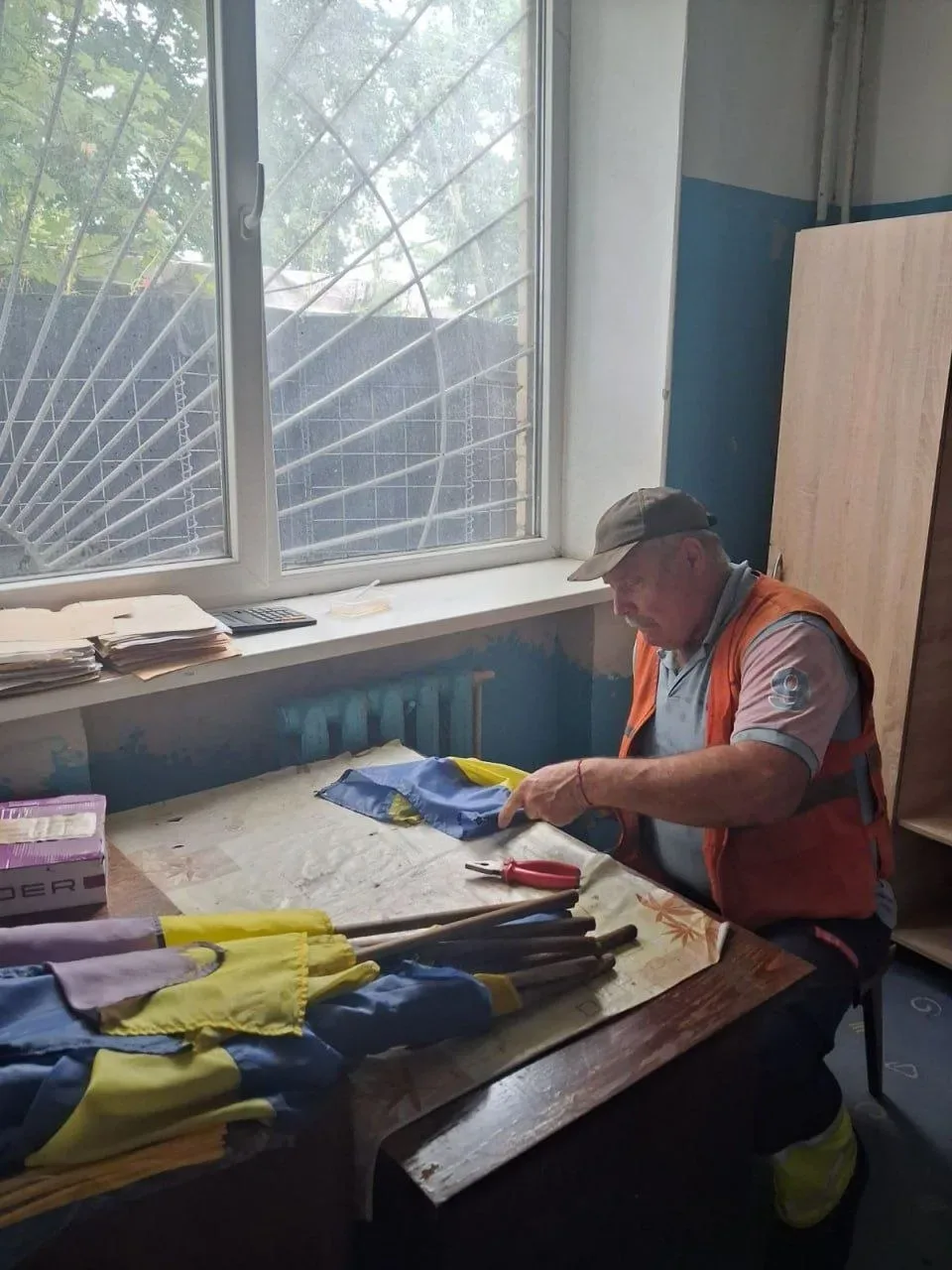 Працівники комунального підприємства Херсонміськсвітло відновлюють зовнішнє освітлення на вулицях Херсона після обстрілів 3