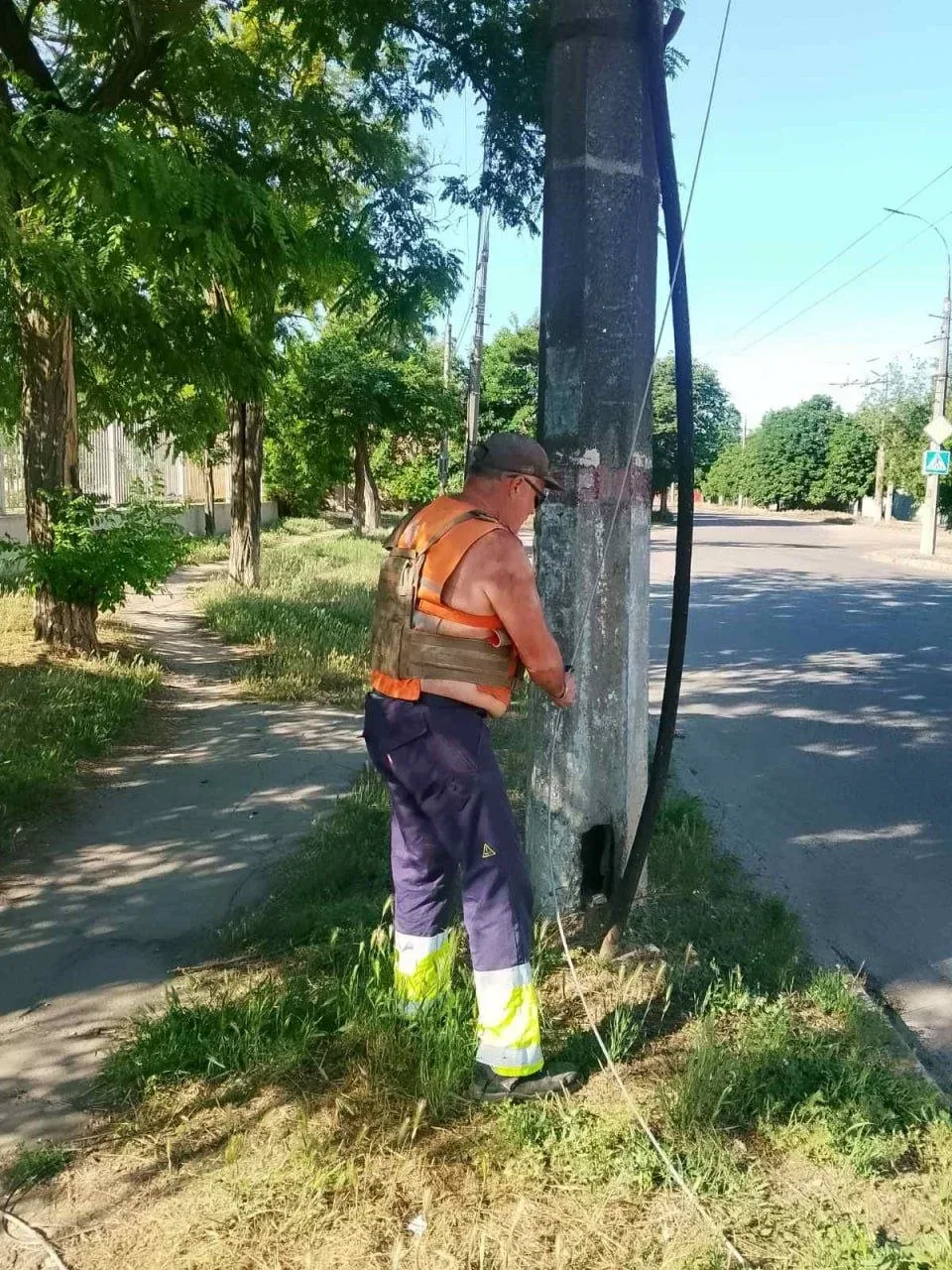 Працівники комунального підприємства Херсонміськсвітло відновлюють зовнішнє освітлення на вулицях Херсона після обстрілів 5