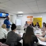 Символічне зображення проблеми сексуального насильства під час війни на Херсонщині, з акцентом на підтримку постраждалих.