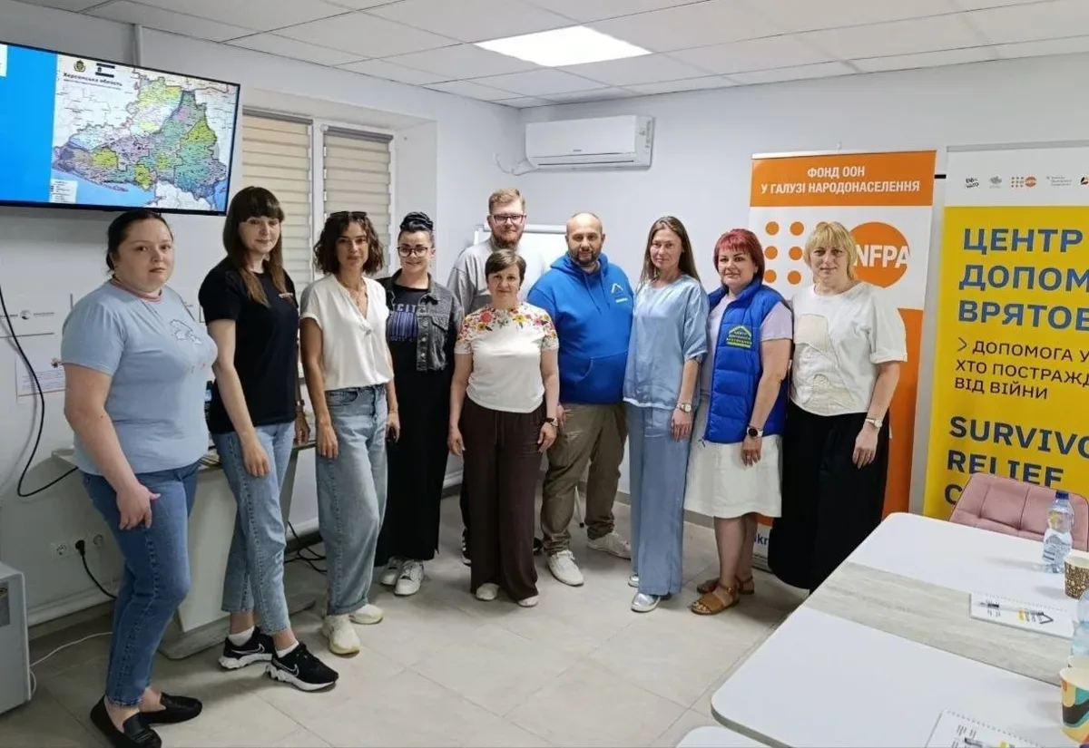 Символічне зображення проблеми сексуального насильства під час війни на Херсонщині, з акцентом на підтримку постраждалих. 4