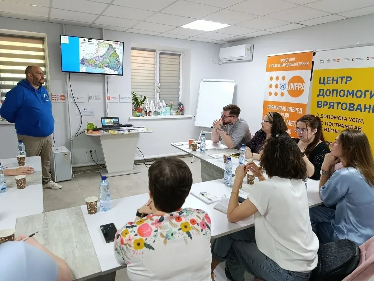 Символічне зображення проблеми сексуального насильства під час війни на Херсонщині, з акцентом на підтримку постраждалих. 7