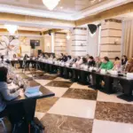 Засідання Ради регіонів, на якому обговорюють підтримку сімей та дітей, з виступаючим чиновниками