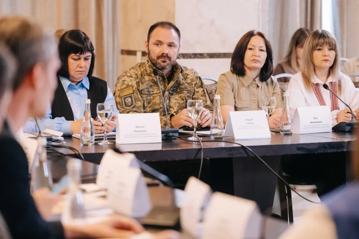 Засідання Ради регіонів, на якому обговорюють підтримку сімей та дітей, з виступаючим чиновниками 4