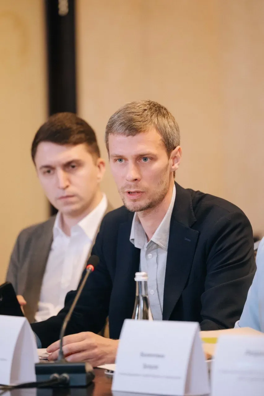 Засідання Ради регіонів, на якому обговорюють підтримку сімей та дітей, з виступаючим чиновниками 5
