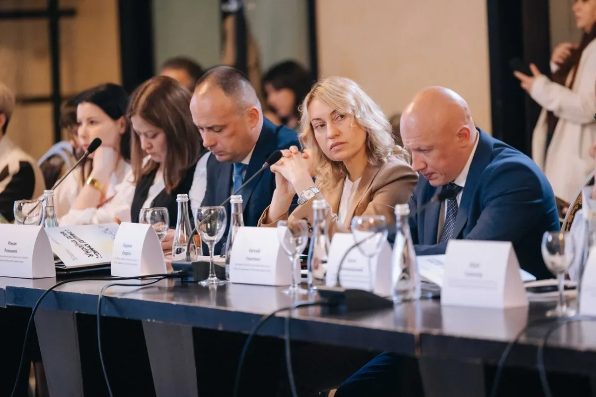 Засідання Ради регіонів, на якому обговорюють підтримку сімей та дітей, з виступаючим чиновниками 6