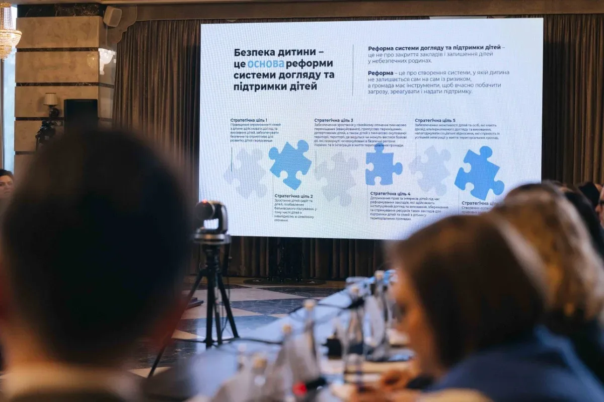 Засідання Ради регіонів, на якому обговорюють підтримку сімей та дітей, з виступаючим чиновниками 7