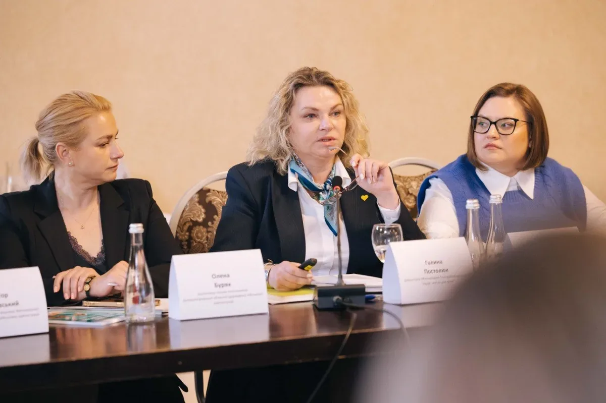 Засідання Ради регіонів, на якому обговорюють підтримку сімей та дітей, з виступаючим чиновниками 8