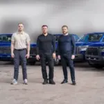 Нові автомобілі, що були доставлені до Херсона від Німеччини, стоять на відкритій місцевості