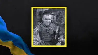 Церемонія прощання з військовими Сергієм Кожем’яченком та Сергієм Саловим на Херсонщині, люди несуть квіти та прапори 1