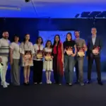 Молоді виконавці співають на сцені фестивалю «Червона рута» на Херсонщині
