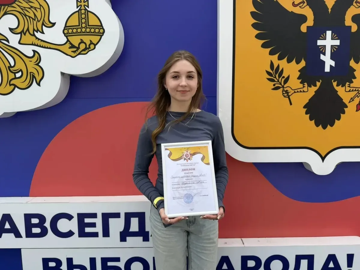 Анна Плутахіна, гімнастка з Херсона, під час виступу або на інтерв'ю, символізуючи її діяльність на ТОТ. 1