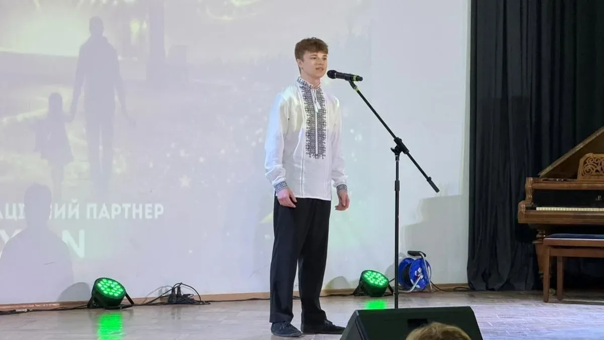 Учасники фестивалю «Мистецький шлях» виступають на сцені у Палаці мистецтв у Львові 2