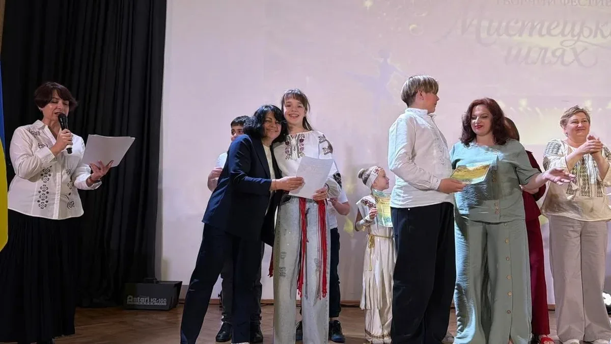 Учасники фестивалю «Мистецький шлях» виступають на сцені у Палаці мистецтв у Львові 3